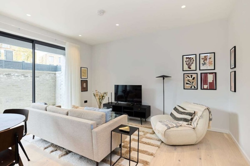 The Brondesbury Quarters - Modern 2bdr Flat With Balcony + Parking — комфортный отель в Лондоне