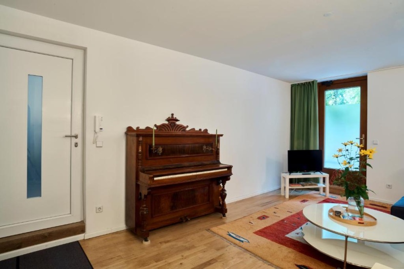Beautiful Park Apartment for 4 Guests — отель с удобным расположением в Берлине