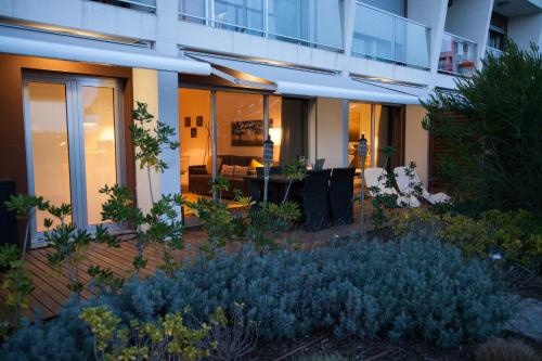 Charming Apartment with Terrace and Pool in Lisbon — отель с удобствами в Лиссабоне