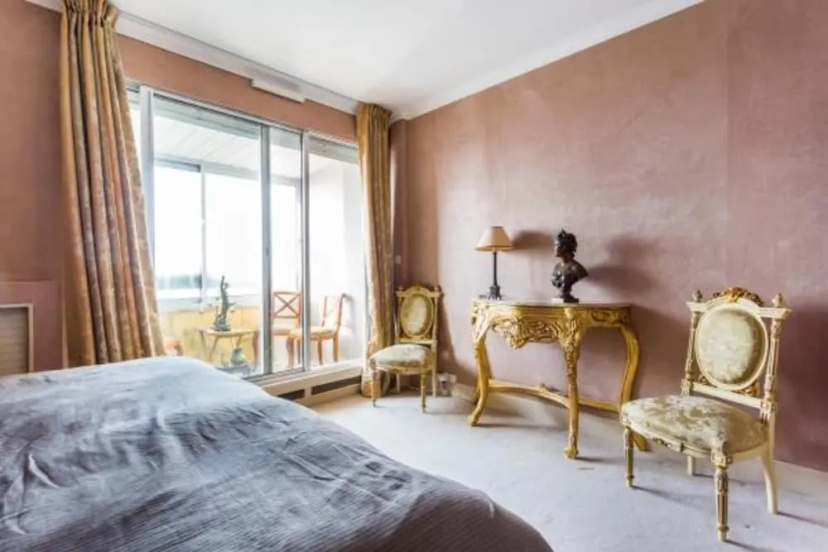 Цены на Luxurious Apartment With its Magnificent View в Париже