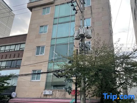 K wave guesthouse only Female — отель с удобным расположением в Сеул