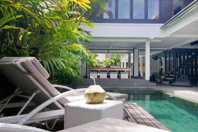 5BR Villa Sabtu - Minggu Villas Seminyak — отель с удобствами в Кута