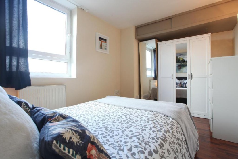 Chelsea off Kings Road One Bedroom Apartment with balcony — отель с удобным расположением в Лондоне