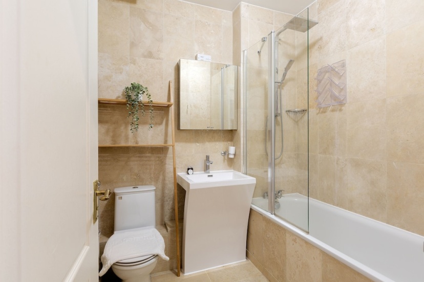 Comfortable 2 Bed Apartment by Tower Bridge — отель с удобным расположением в Лондоне