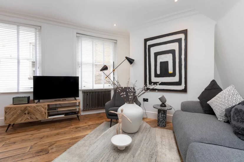 Stylish 2 Bedroom Apartment Near Oxford Street — забронировать отель в Лондоне