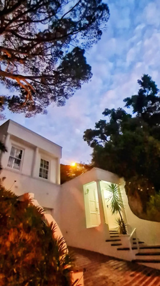 Table Mountain Cottage — забронировать отель в Кейптауне