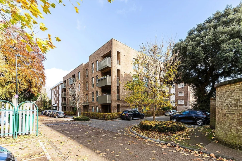 Chic Crystal Palace Flat with Balcony & Workspace — забронировать отель в Лондоне