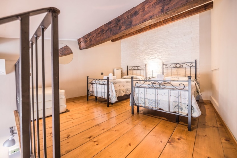 A Few Steps to The Duomo Upscale 2BD Apt — отель с удобствами в Флоренции