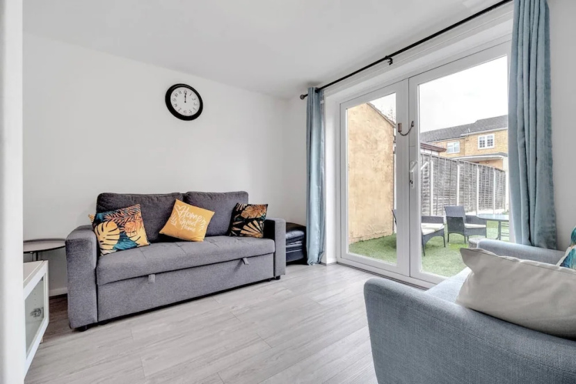 Charming 4 Bedroom Town House in Romford With City Views — забронировать отель в Лондоне