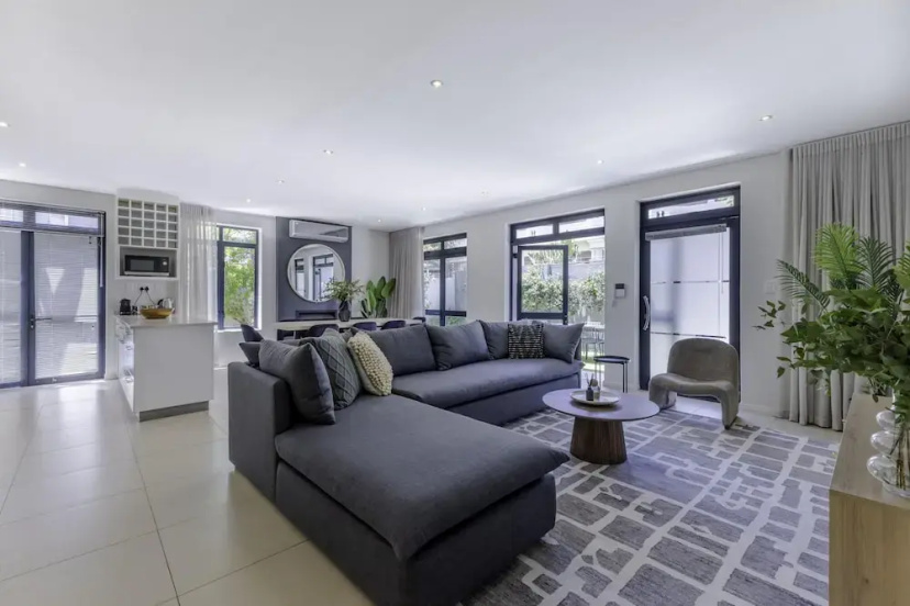 Newly Renovated 3 bed Apartment With Splashpool - 2283 — забронировать отель в Кейптауне