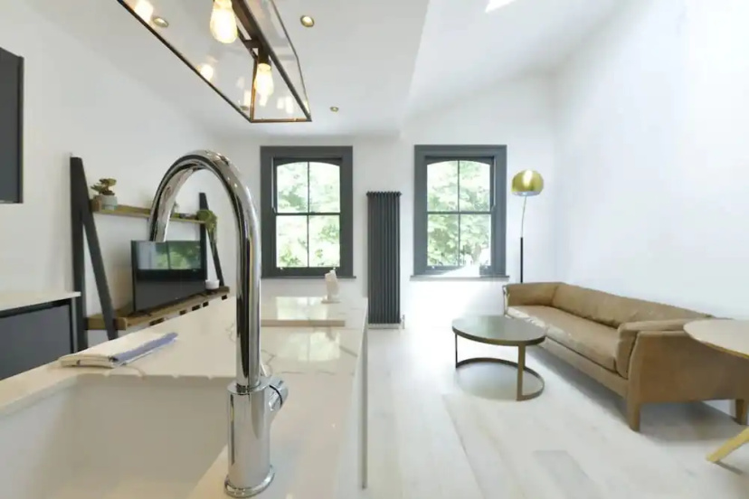 Contemporary 2 Bedroom Apartment on Columbia Road — забронировать отель в Лондоне