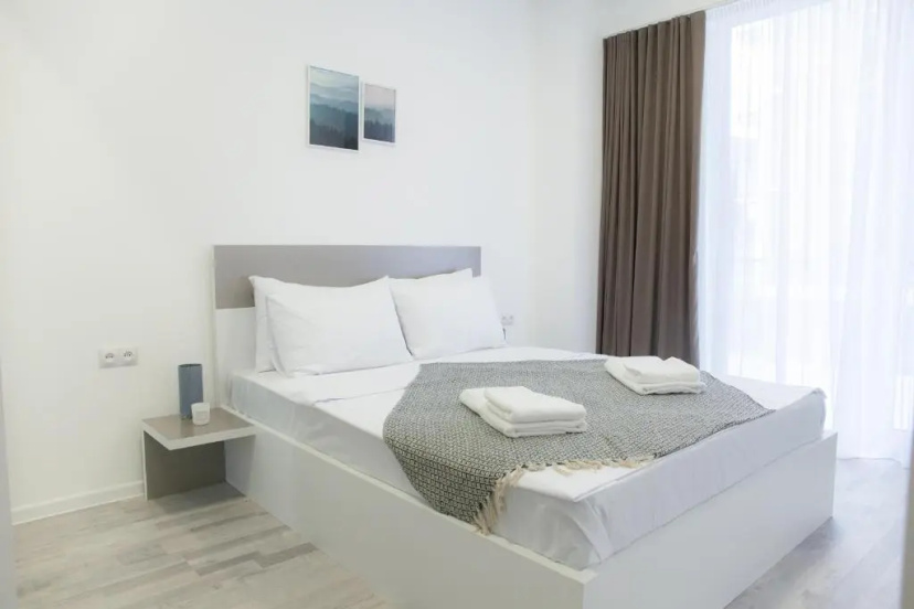 Brand new, bright, 1 bedroom unit, 100 Mbps Wi-Fi. — отель в Тбилиси, Грузия