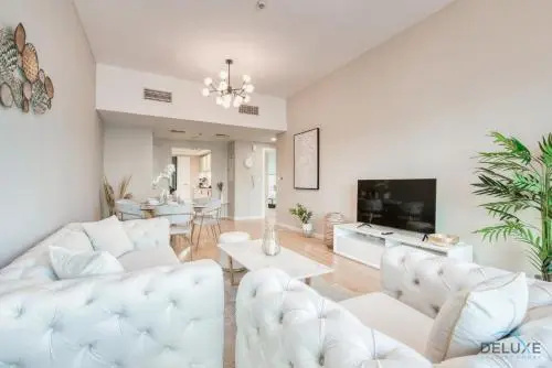 Elegant 2BR at The Point Dubai Marina by Deluxe Holiday Homes — отель с удобным расположением в Дубае
