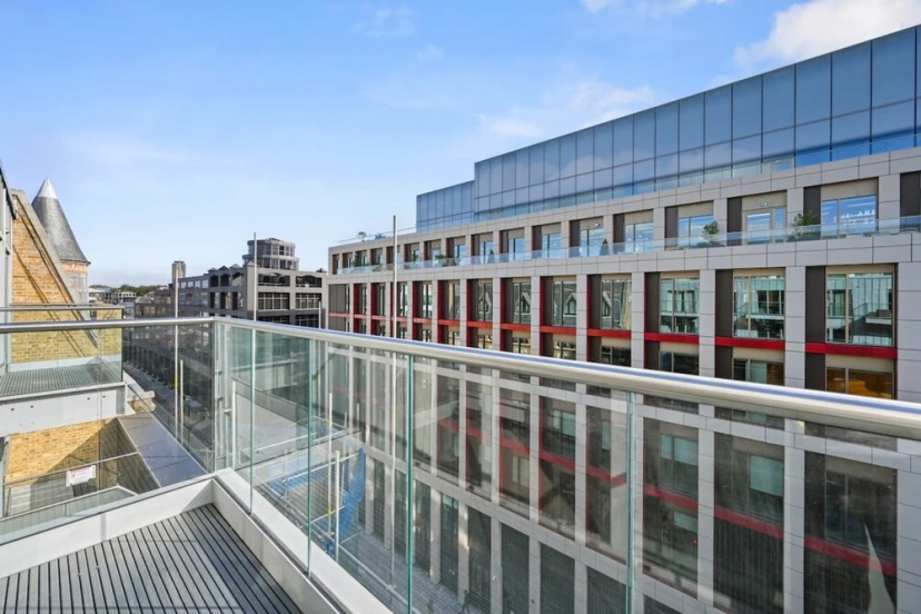 Sleek 2BD Flat W/terrace - 2 Mins From Farringdon! — комфортный отель в Лондоне