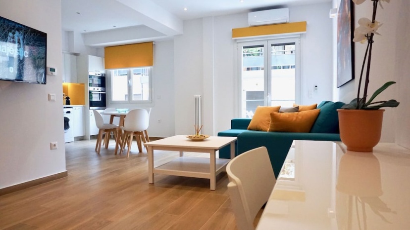 Warm & Spacious Apt in Athens — отель с удобным расположением в Афины