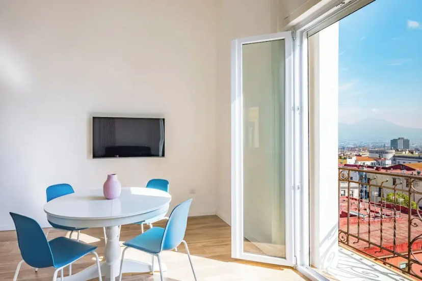 Sunny Panoramic Apartment by Napoliapartments — забронировать отель в Неаполе