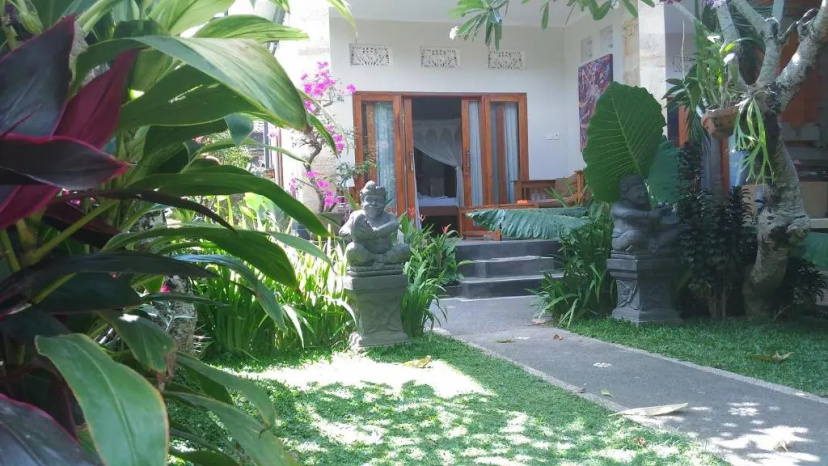 Suryadina Guest House — отель с удобным расположением в Убуде