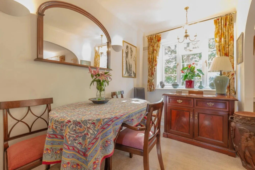 Цены на Stylish 2 Bedroom Apartment in Peaceful Richmond в Лондоне