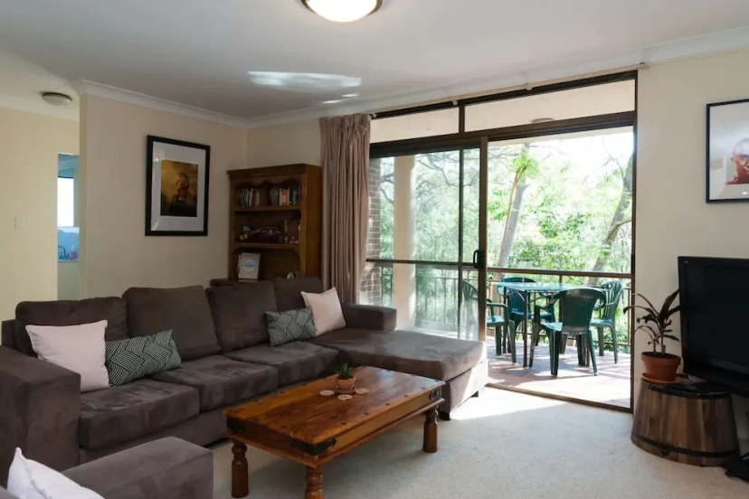 Bright 3 Bedroom Apartment in Leafy Artarmon — отель с удобным расположением в Сиднее