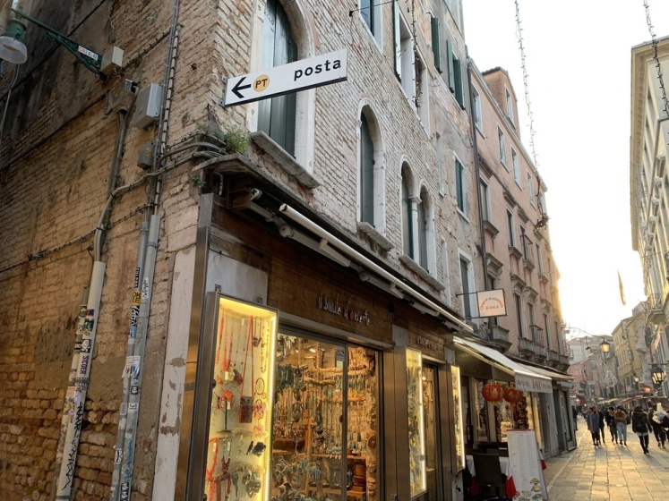 Grimaldi Apartments - Lista di Spagna — отель с удобствами в Венеции