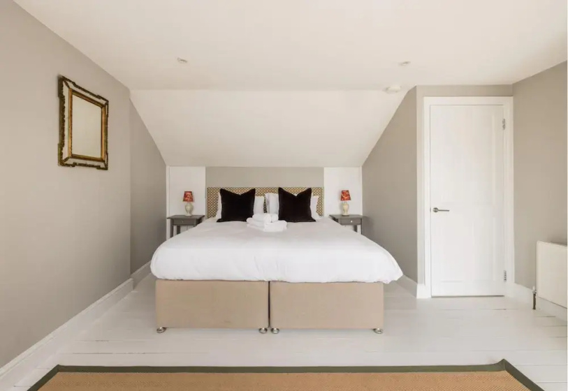 The Thames Embrace 3 BR & Garden House — отель с удобствами в Лондоне