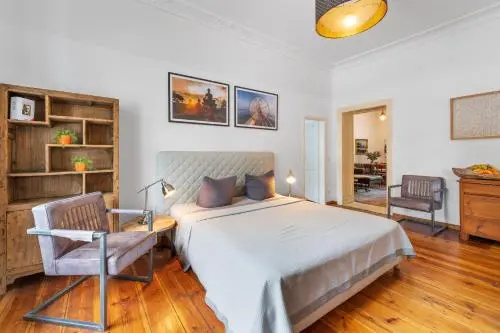 Grosses Apartment im Kiez — забронировать отель в Берлине