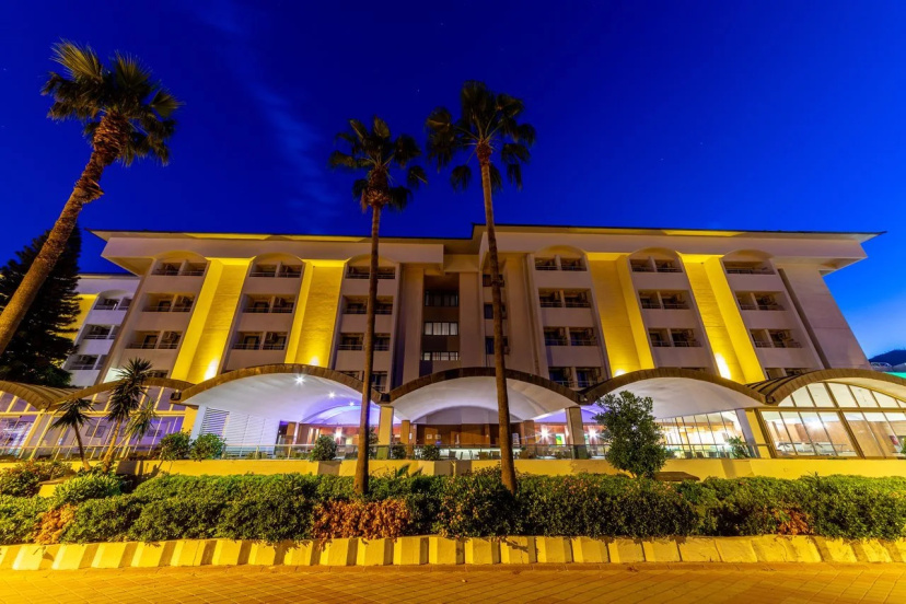 Faros Premium Beach Hotel — отель с удобствами в Ичмелер