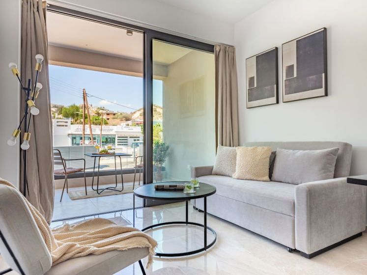 Sanders River Plaza, Calm 2 Bedroom Apt With Balcony — отзывы гостей и цены