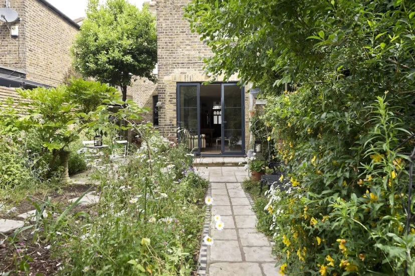 Gorgeous Garden Flat Kensal 1- bed — отель с удобным расположением в Лондоне