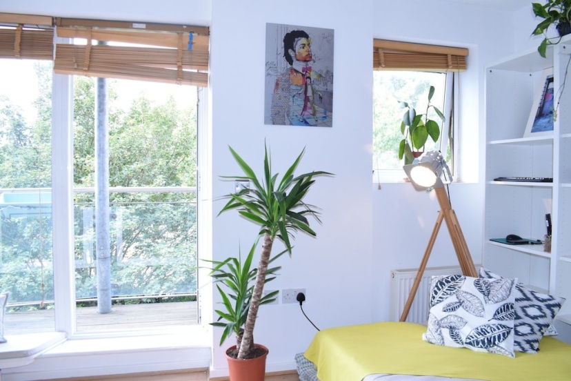 Spacious Apartment Overlooking Haggerston Park     (No Front Desk Need To Contact Property 5 Days In Advance) — забронировать отель в Лондоне