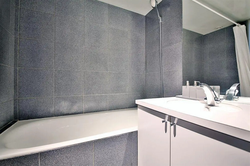 Цены на Quai de Seine Saint Germain Apartment в Париже