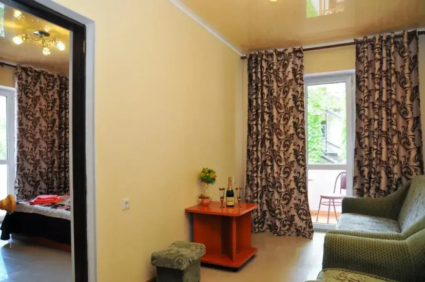 Guest House Aleksandr I Aleksandra — отель с удобным расположением в Коктебель