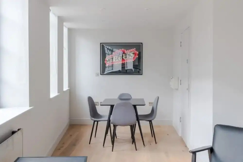 Цены на Dolls House - Farringdon - by Frankie Says в Лондоне