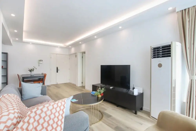 Tyms 2BR Apt Near ITC Xujiahui Line1 11 — забронировать отель в Шанхае