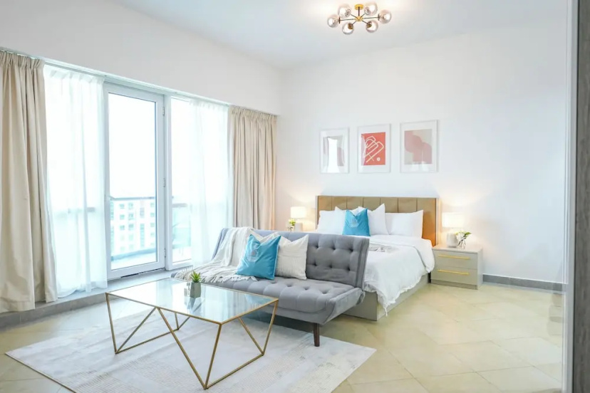 Yogi - Serene Romance in a Stylish Studio with City Views — отель с удобствами в Дубае