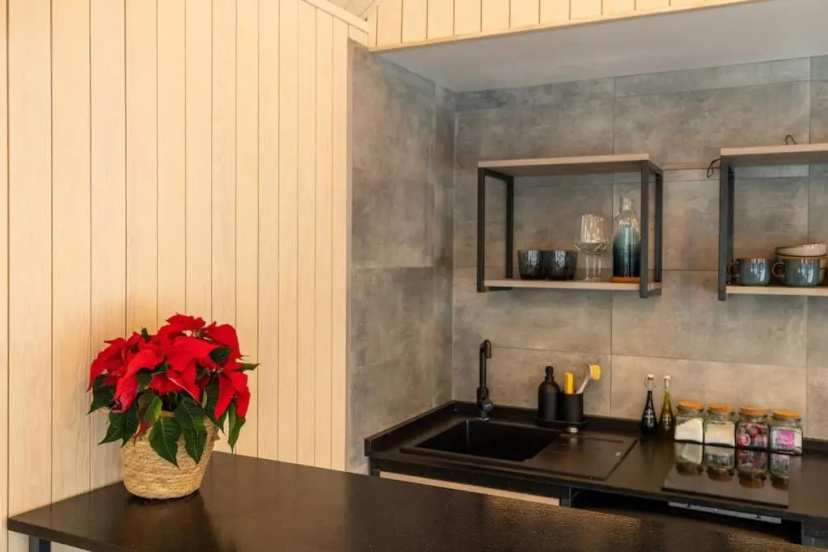 The Sound of Silence - romantic tiny house near Riga — отель с удобным расположением в риге