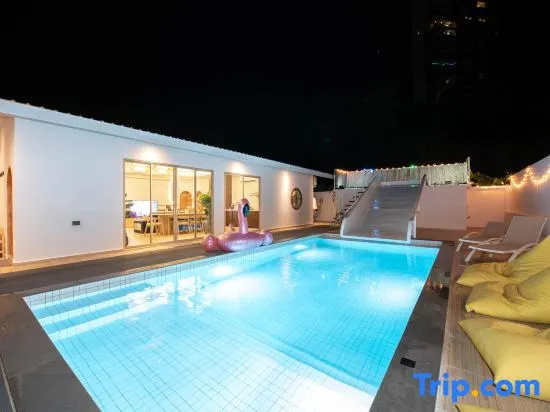 Цены на De Beach pool villa.  New Villa 3 min walk from the beach 5 rooms в Паттайе