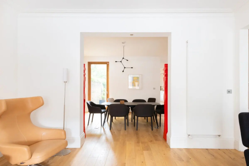 The North Kensington Retreat - Bright 4BDR House with Parking & Garden — отель в Лондоне, Соединенное Королевство