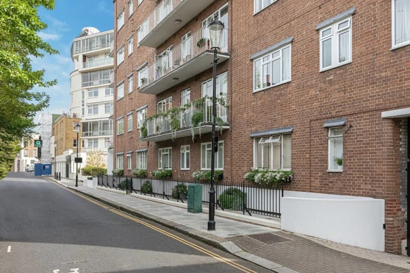 Cosy 1-bed Apartment Near Sloane Square in Chelsea — отель с удобствами в Лондоне