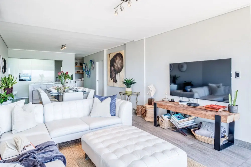 Camps Bay Holiday Apartment in Secure Complex With Private Pool and Parking Houghton Views — забронировать отель в Кейптауне