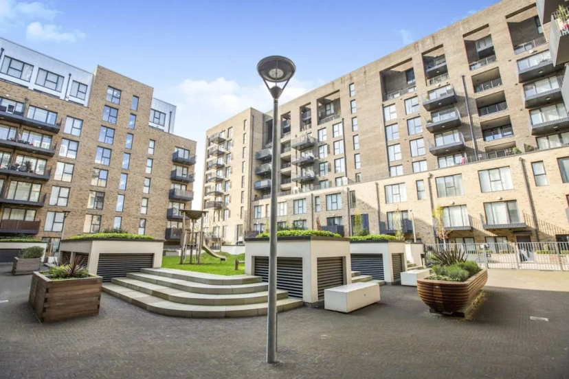 Цены на Bright 1 Bedroom East London Apartment with Balcony в Лондоне
