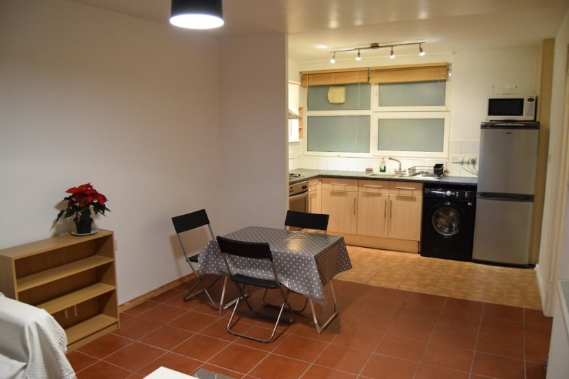 Spacious 1 Bedroom Apartment in London — отель с удобным расположением в Лондоне