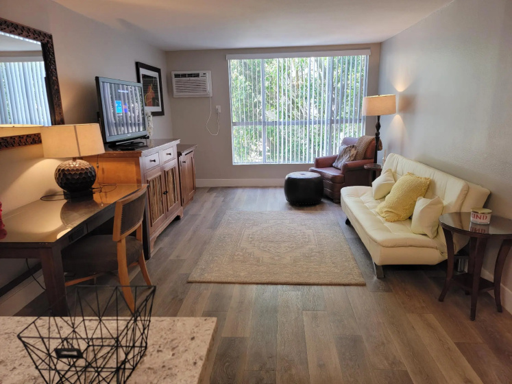 Hollywood Cosmopolitan Apartments — забронировать отель в Лос-Анджелесе