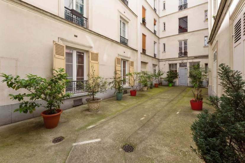 Beautiful Quiet Designer Apartment in Paris — забронировать отель в Париже