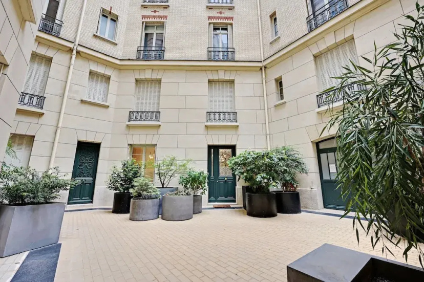 Superb Apartment With Terrace 2br/4p Trocadero — отель в Париже, Франция