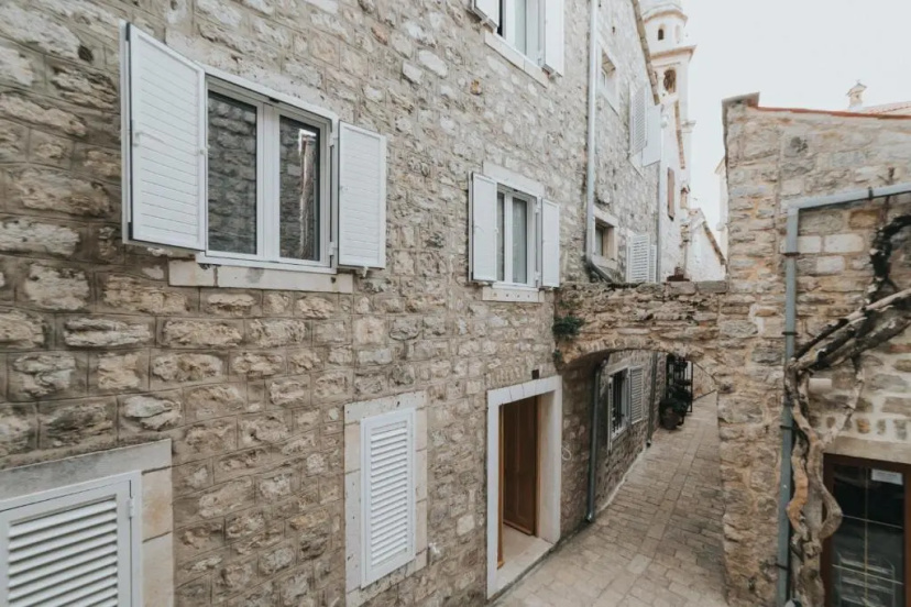 Apartments Trifunovic Old Town — отель с удобным расположением в Будва