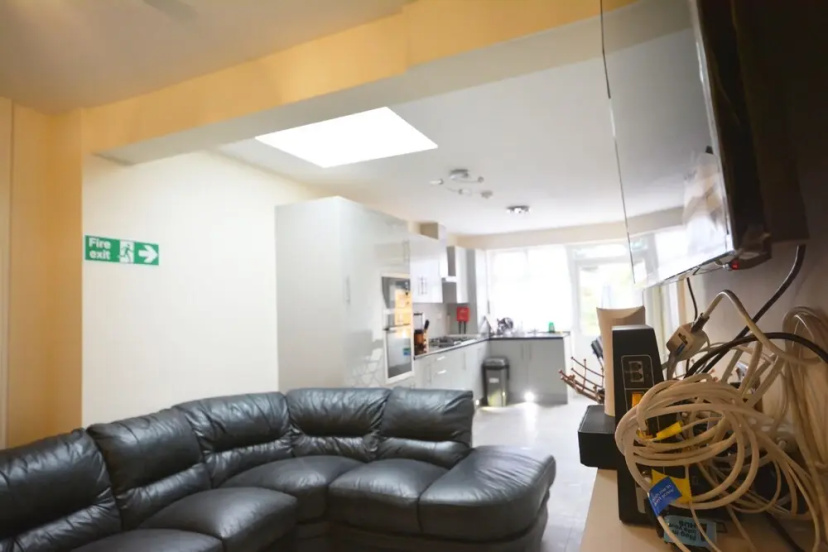 London Luxury 7 Bedroom Holiday Let — отель с удобным расположением в Лондоне