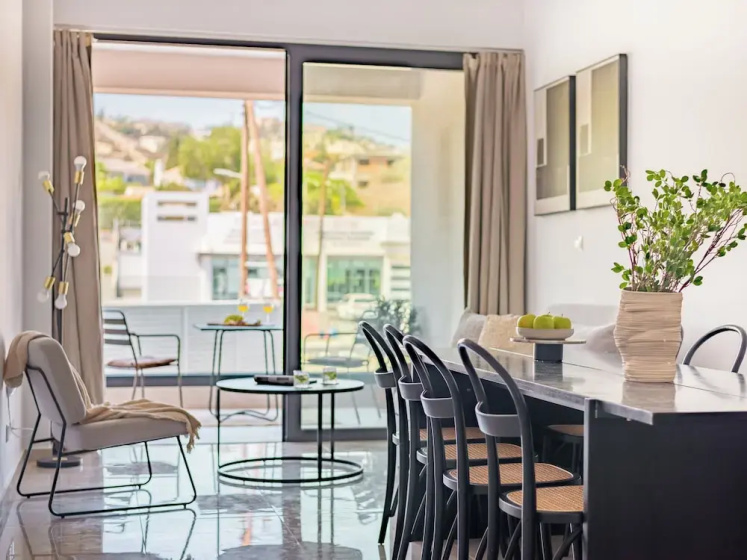 Sanders River Plaza - Jolly 2 Bedroom Apartment With Balcony — отзывы гостей и цены