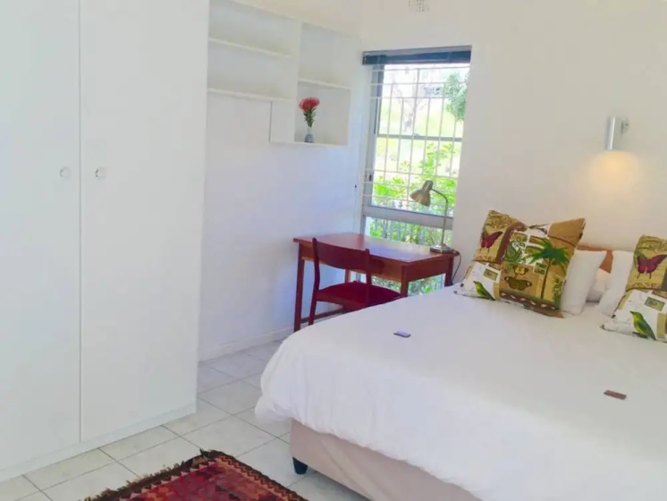 Peaceful Camps Bay 5 Bedroom Nature Villa — комфортный отель в Кейптауне