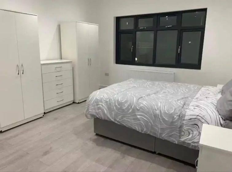 2 bed Sunny London Apartment - Sleeps 4 & Parking — комфортный отель в Лондоне